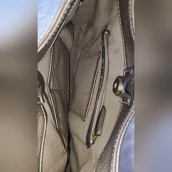 𝖫𝖨𝖹 𝖢𝖫𝖠𝖨𝖡𝖮𝖱𝖭𝖤 𝖧𝖤𝖱𝖨𝖳𝖠𝖦𝖤 𝖢𝖱𝖤𝖲𝖳 𝖬𝖤𝖳𝖠𝖫𝖫𝖨𝖢 𝖦𝖮𝖫𝖣 - Picture 5 of 8